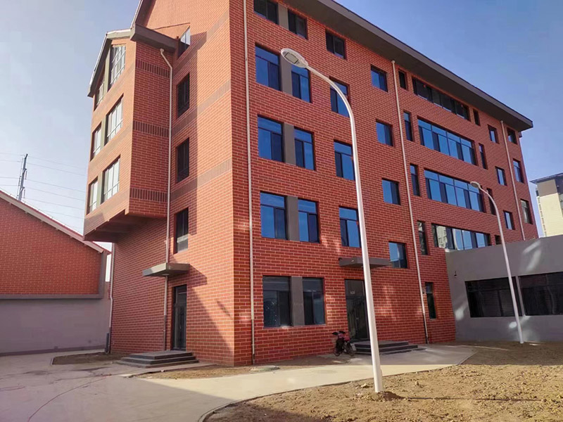 艾軼倫一行人在天角潭水利樞紐工程墾區移民安置點（西聯農場南園小區）走訪調研